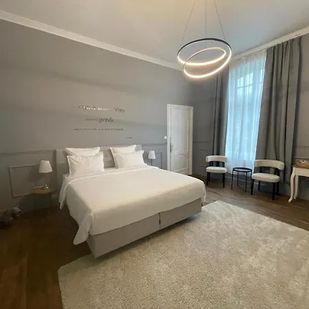 Damseaux Hotel *